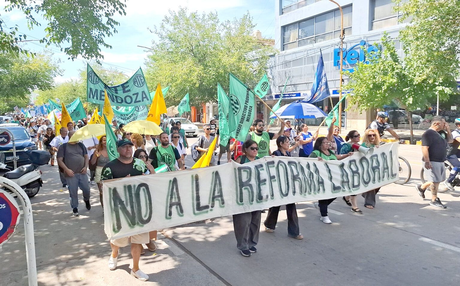 Masivas movilizaciones de ATE en todo el país para repudiar el proyecto ...