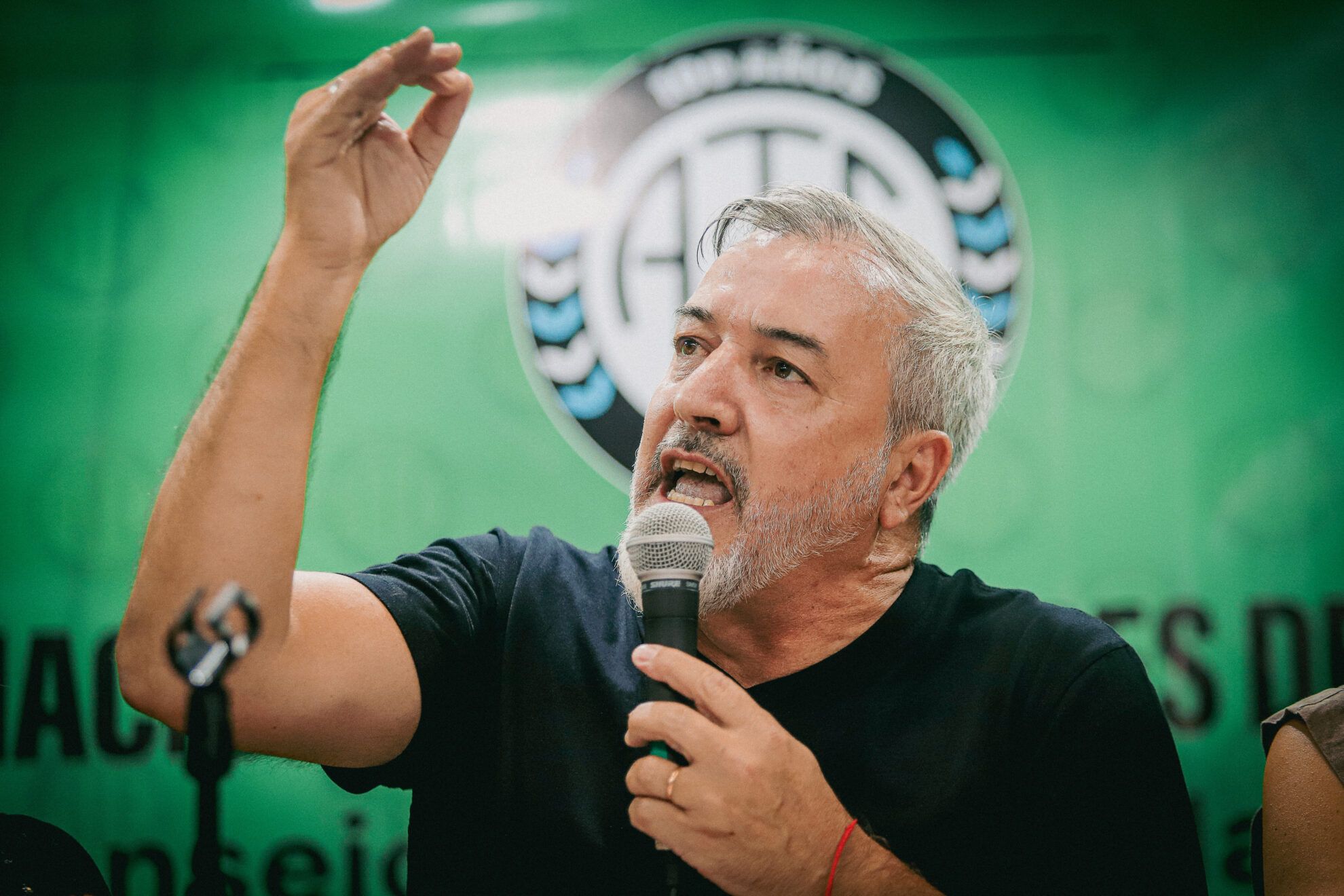 El Gobierno amenaza con descontar el día de paro y Aguiar responde ...
